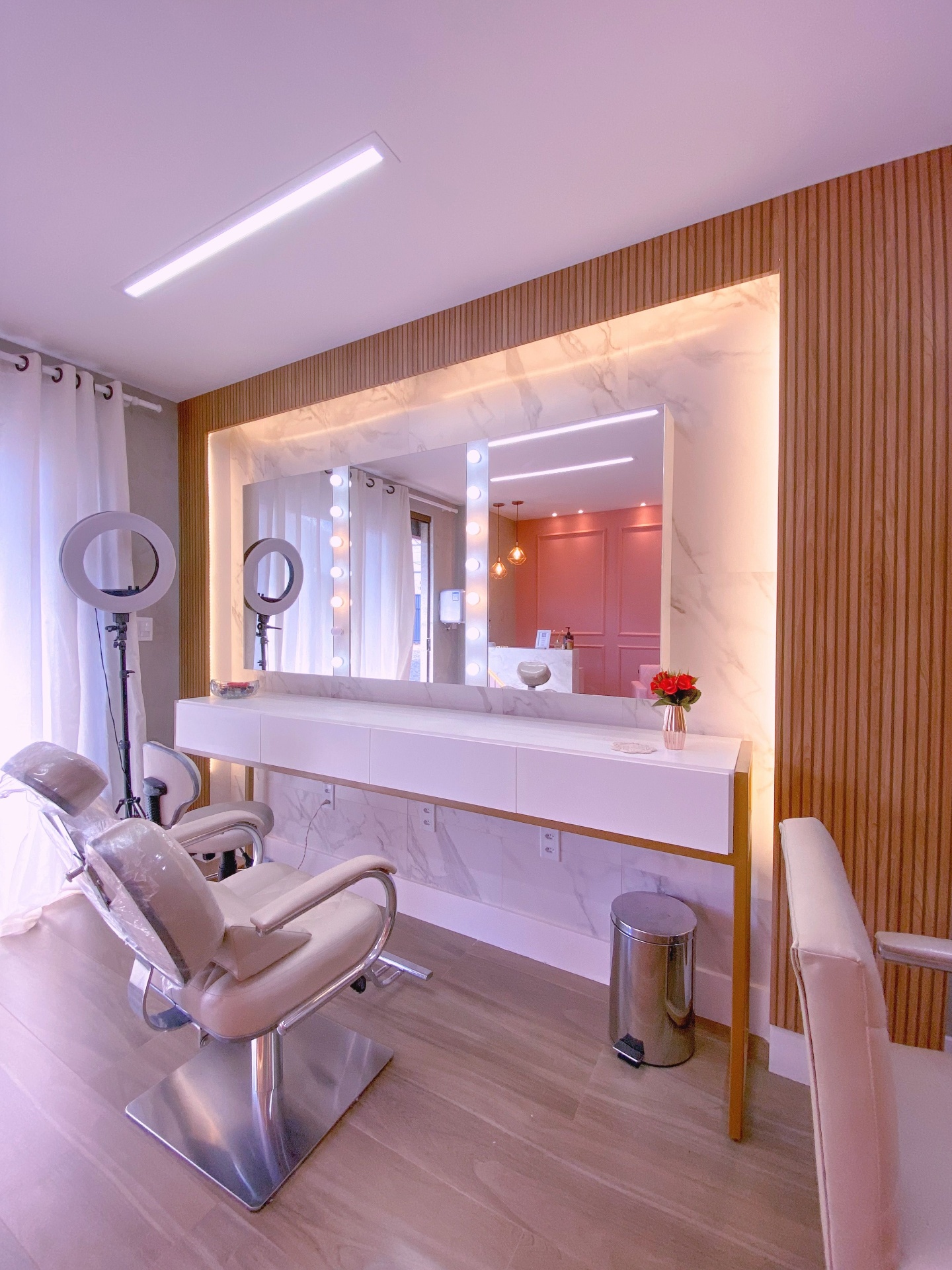 Interior do Camila Makeup Studio